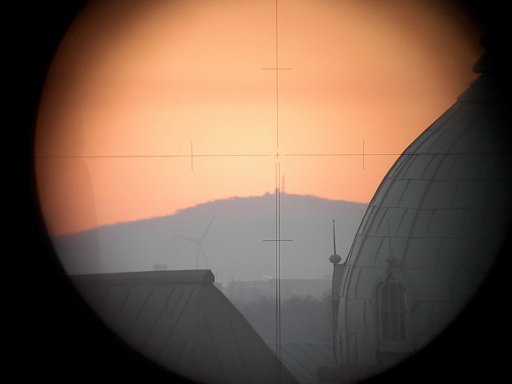 Der Brocken im Harz aus 87 km Entfernung mit Blick durch ein Tachymeter vom Kröpcke Center aus by i-x