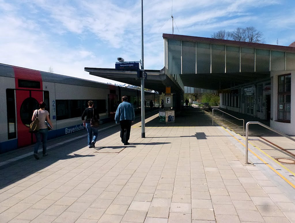 "High noon" auf dem Tölzer Bahnhof (April 2012) by Die-Fotografin