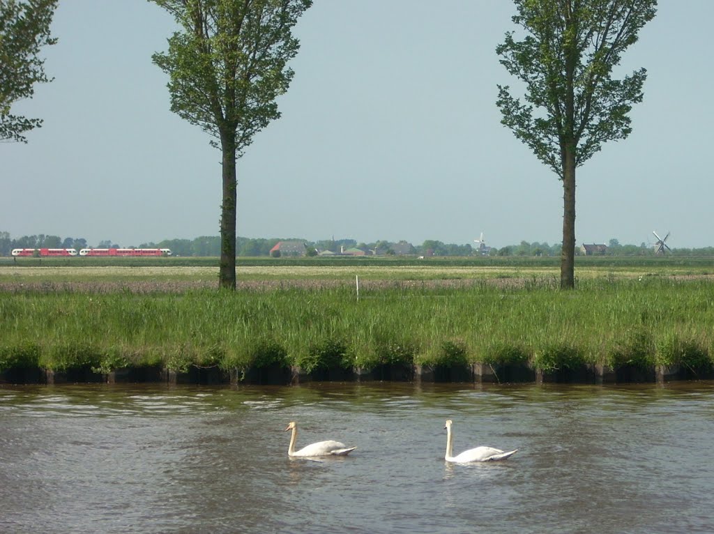 Hoensdiep.Op de achtergrond de trein en de molens van Grijpskerk.(BB) by Bayke de Vries