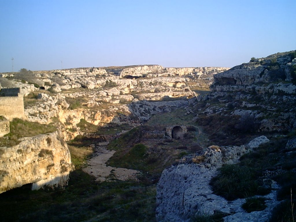 Gravina di Pensiero. Veduta parte mediana con al centro la fornace dismessa per la produzione della calce. by Gian Claudio Sannico…