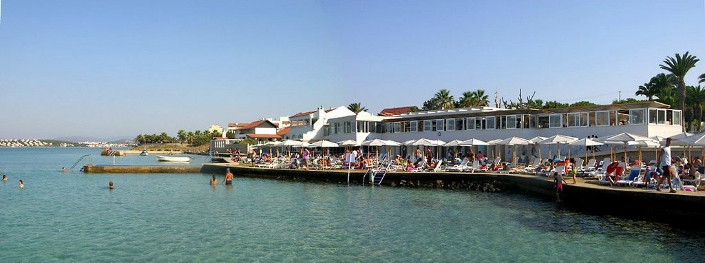 Çeşme İş Bankası Tesisleri Plajı by whoismeo