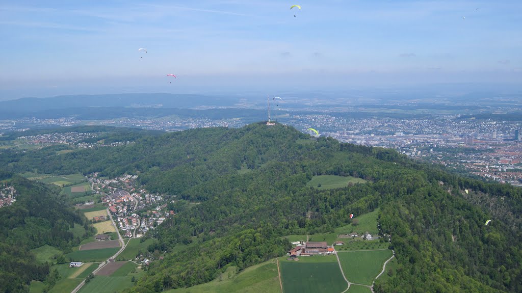 View from the paraglider towards North on Sellenbüren, Uto Kulm (Üetliberg) and Zürich, flying over the take-off "Balderen" by hubert.zumbach