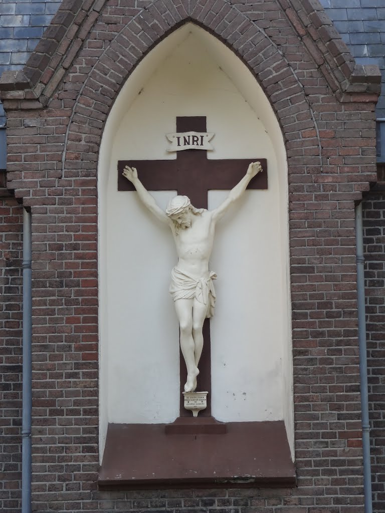 Calvary at the wall of the "baarhuisje" (mortuary) at the cemetery of the Maria Geboorte kerk by Willem Nabuurs