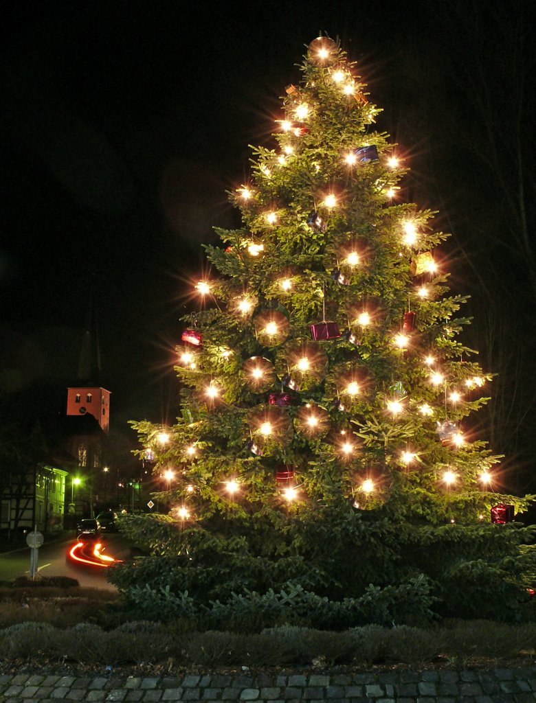 Weihnachtsbaum im Kreisverkehr Much by hot-chocolate-1