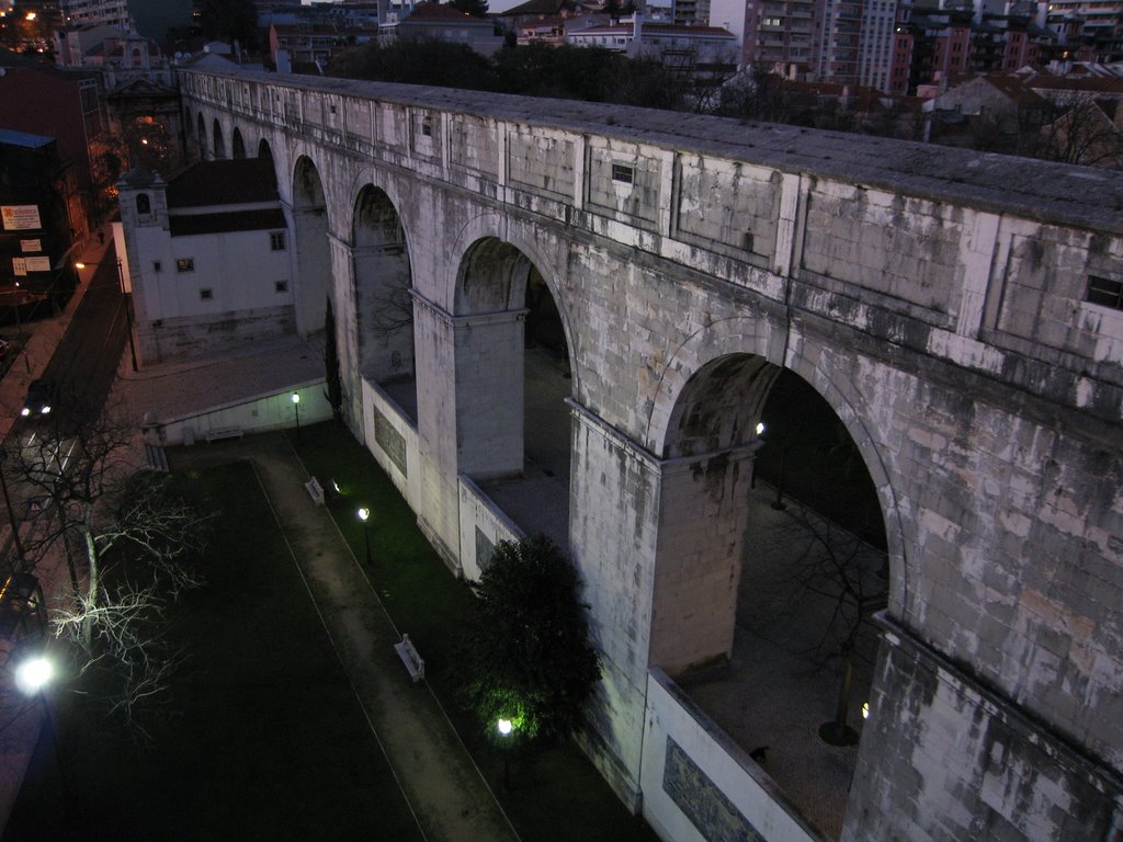 Aqueduto das Águas Livres nas Amoreiras by José Augusto Martins