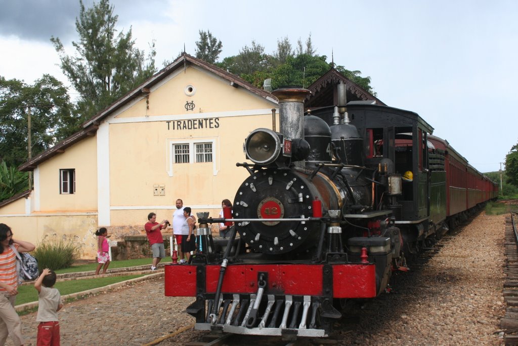 Maria Fumaça na estação em Tiradentes by edisonb