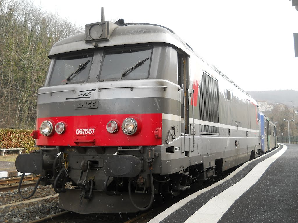 La BB 67557 à quai en gare de Thiers - Thiers le 5 Mars 2012 by Z 7100