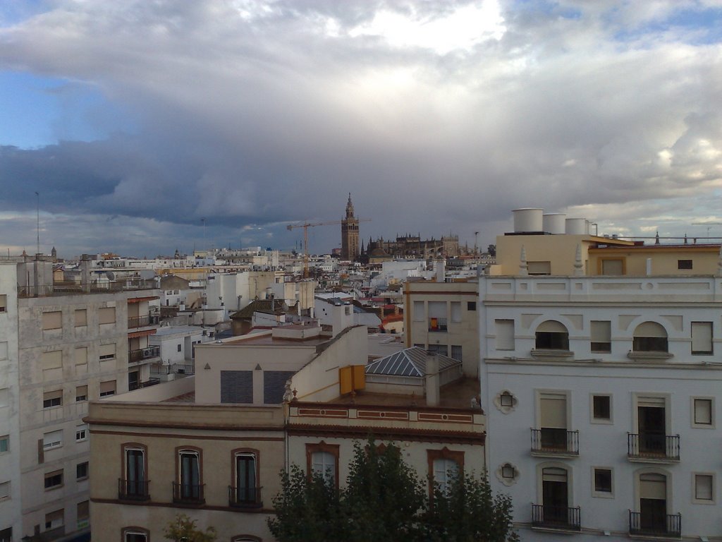 Sevilla: Panorámica tras la lluvia, con la catedral al fondo by Jose Luis Garcia Sai…