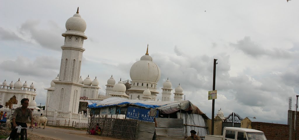 Jai Gurudev Temple, Mathura, Rajasthan by Gibbs BKK