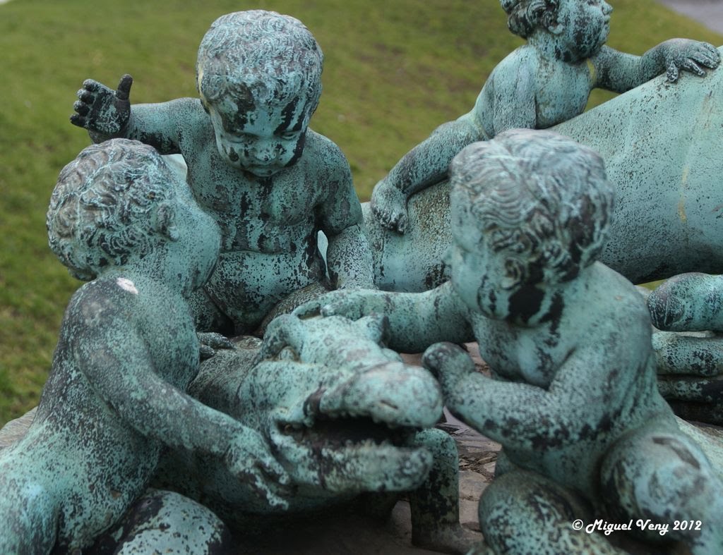 «Detalle de la "Alegoría del Río Nilo"» Puente de la Reina Luisa (Dronning Louises Bro) - c/ Søtorvet - Copenhague - Dinamarca by Miguel Veny