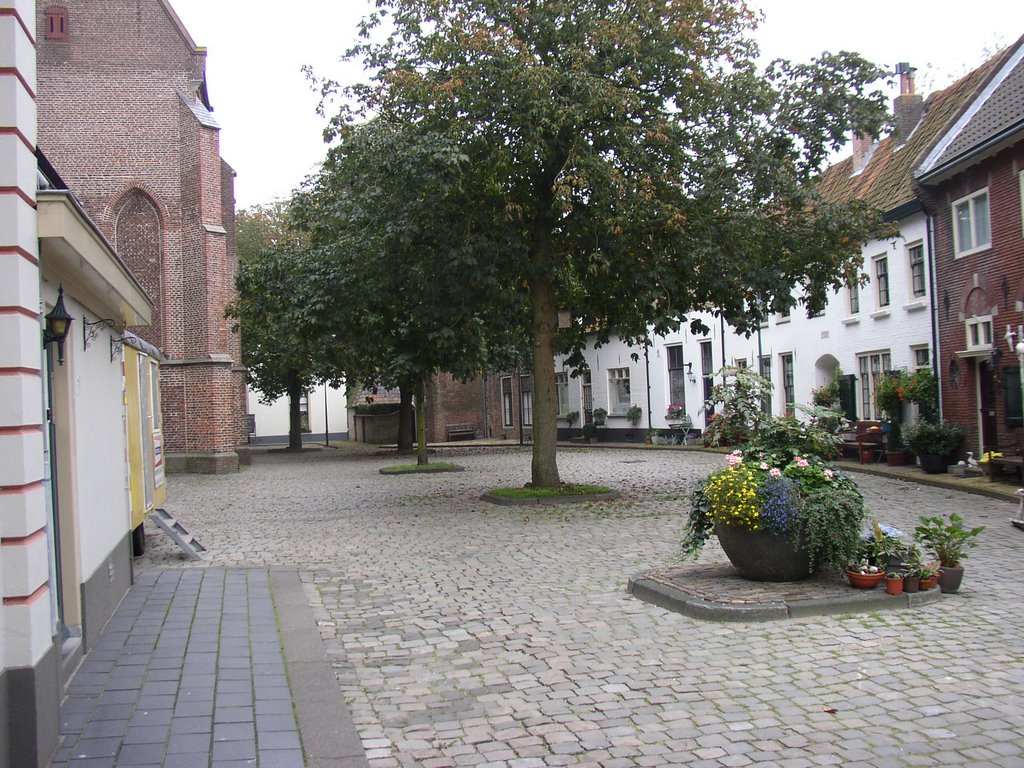 Hof naast kerk by H Korrel