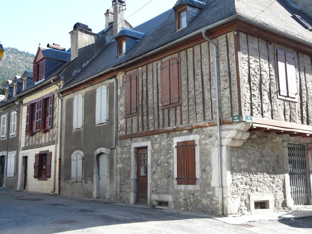 Arreau, dans la grand rue, maison à colombages by tofil44