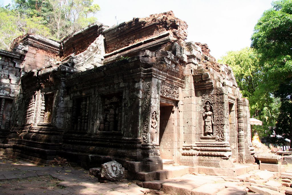 Entrée du temple, gardien et apsara by suila