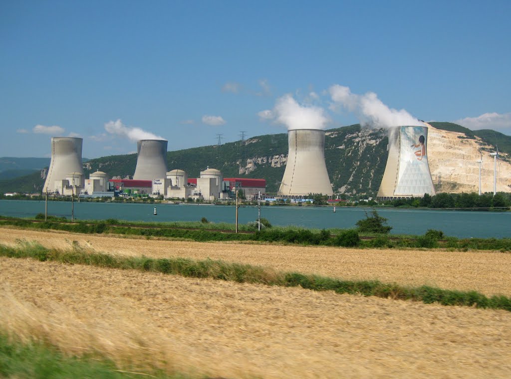 Centrale nucléaire de Cruas by Tomás Paz