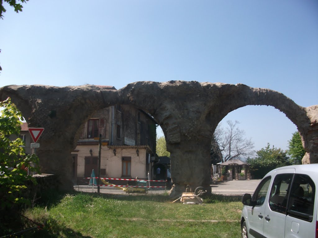 Vestige d'aqueduc romain devant l'Auberge des Aqueducs, avenue de Verdun, Chaponost by Salomon BARZILAI & Jerome IBY