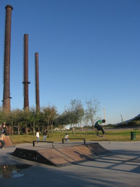 Patinadores en Parque Fundidora en Monterrey, Nuevo León México by ~☂slavva☂~