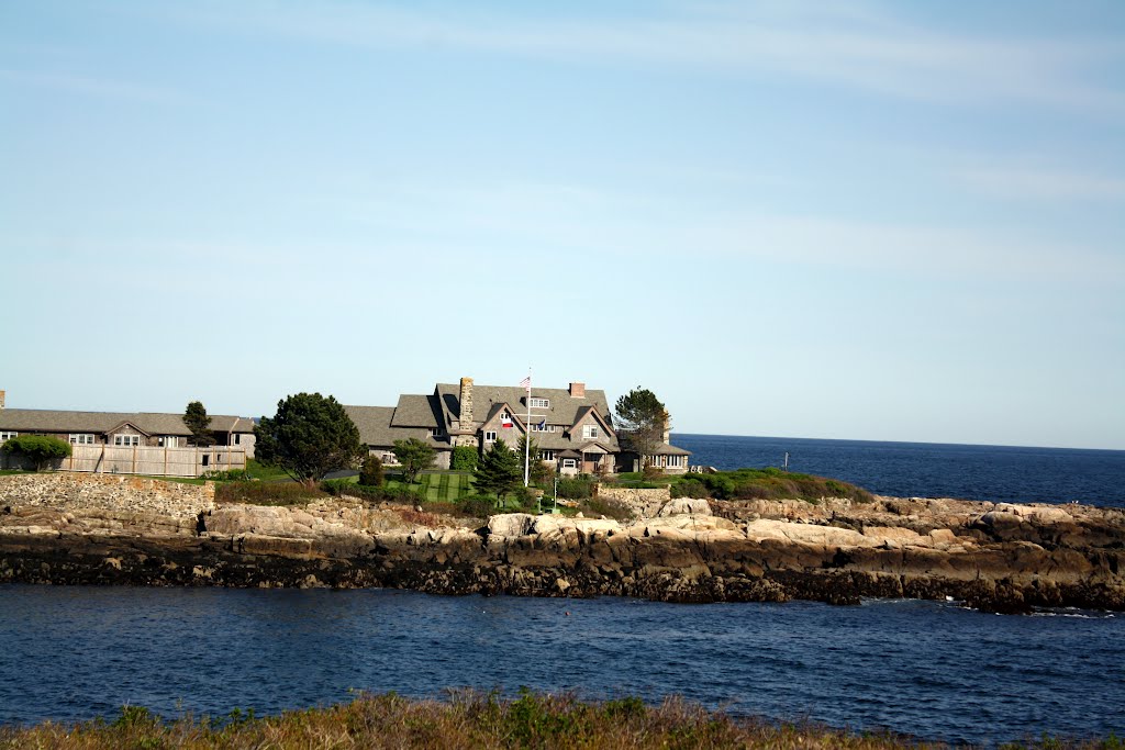 The Bush compound (Walker's Point). The large central house. by MementoMori