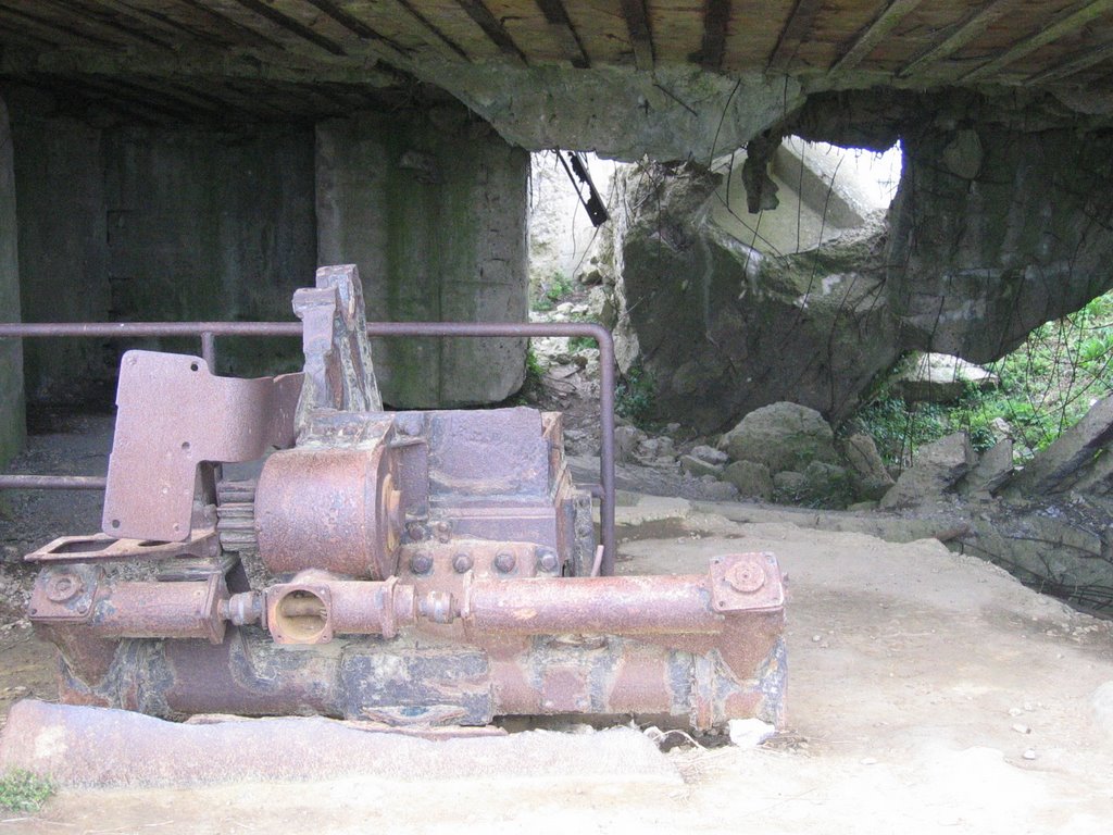 Arromanches-les-Bains resti di postazioni tedesche bombardate dagli alleati II° guerra mondiale. by Roberto Donà