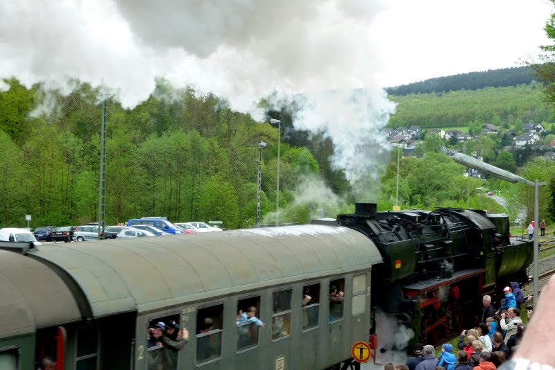 Dampflok beim Burbacher Bahnhofsfest by H.Garnjost