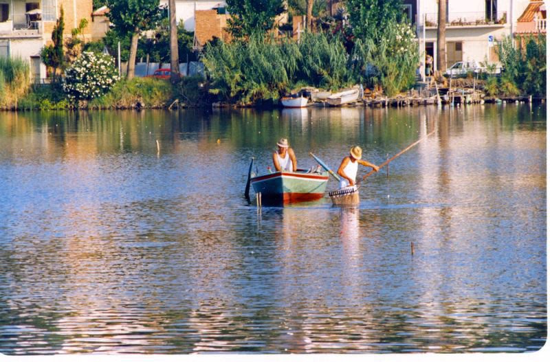 Ganzirri: sul lago mitilicoltori al lavoro by Nino A Anastasi