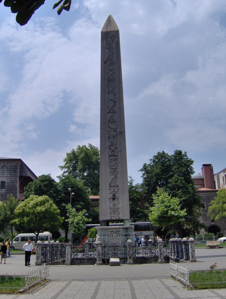 En ægyptisk obelisk by Karin Helene Pagter …