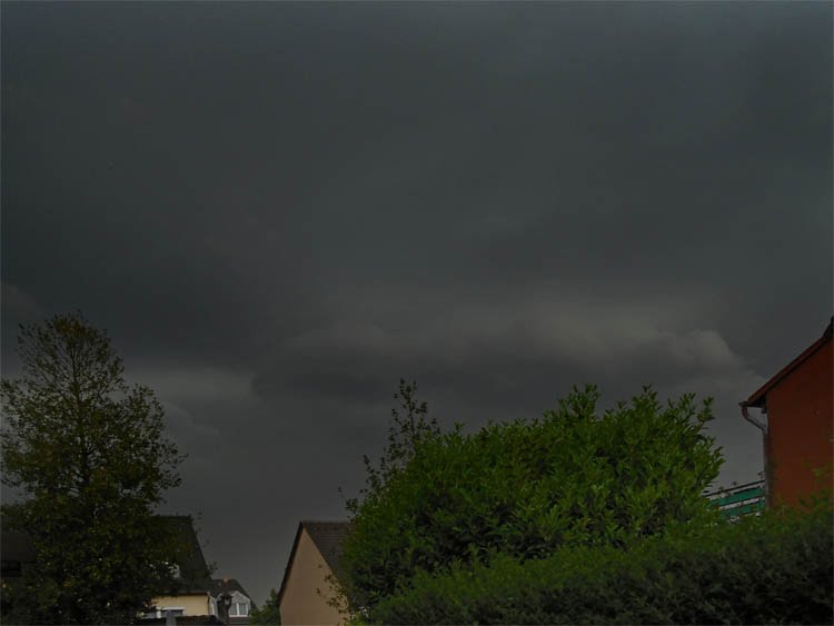 Gewitter über Haus und Garten by Natur- und Umweltfotografie, G. Czepluch