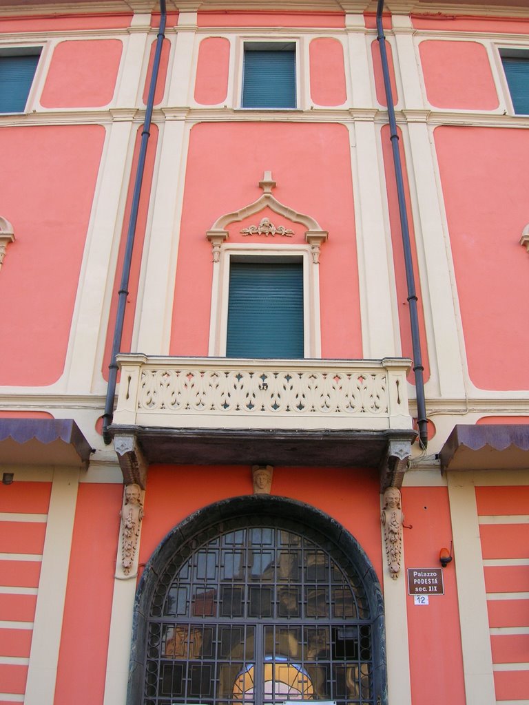 Palazzo del podestà di casalbuttano. se invece delle taparelle ci fossero delle gelosie sarebbe molto meglio. by maes maestri