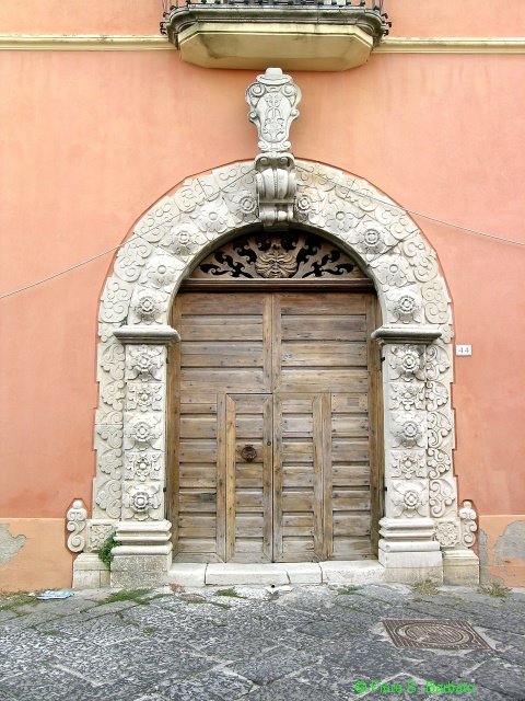 Montecalvo Irpino (AV), Particolari del centro storico. by Fiore S. Barbato