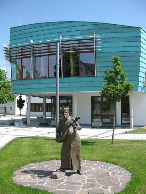 Kirchdorf Pfarrer-Jung-Denkmal ("Der singende Pfarrer") vor dem Rathaus by hubi1802