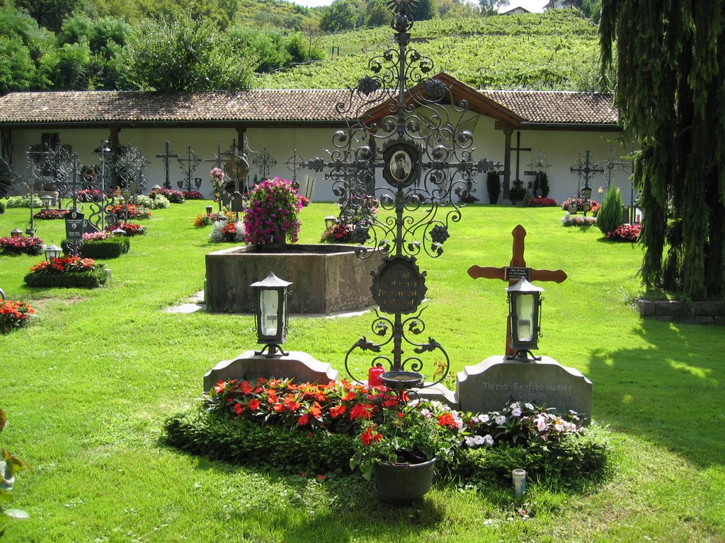 Friedhof Frangart Grab von Sepp Kerschbaumer by Franz Kiefer