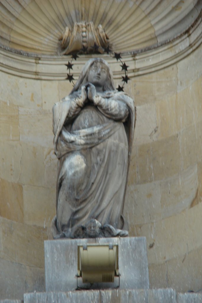 Virgen de la Asunción en el fronton by Jorge Gonzalez