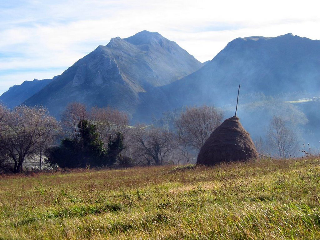 Vara hierba y Peña les Pandes desde Xunco (Ribadesella) by La Casa del Chiflón (Bulnes)