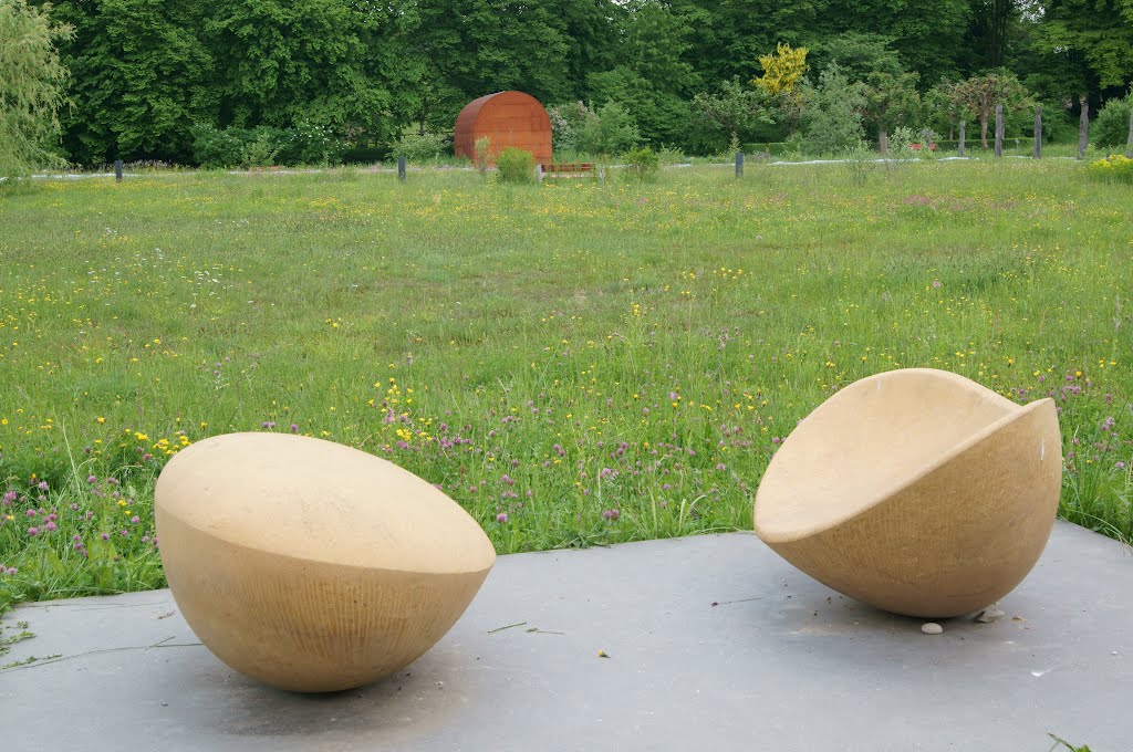 Halbkugeln und Segen im Park Spital Zollikerberg by Willi Luntzer