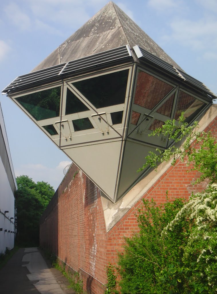 Wachturm mit Schiessklappen der ehem. Justitzvollzugsanstallt Düsseldorf Ulmenstraße by 2PLAY1