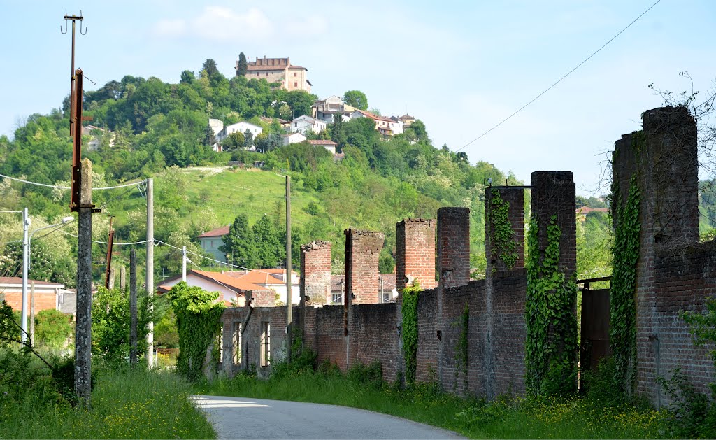 2012, Ozzano Monferrato, il muro di cinta del vecchio cementificio e, sulla collina, il castello by Giovanni Mirgovi