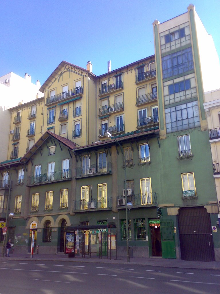 Conjunto de viviendas y locales para la Cooperativa Hesperia, Paseo de las Delicias, Madrid by Llara