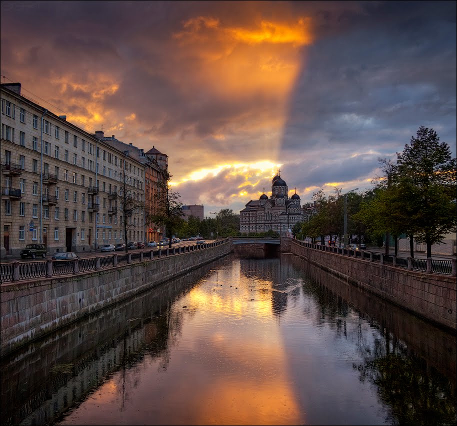 Saint Petersburg : terminator sky along the river Karpovka by EGRA