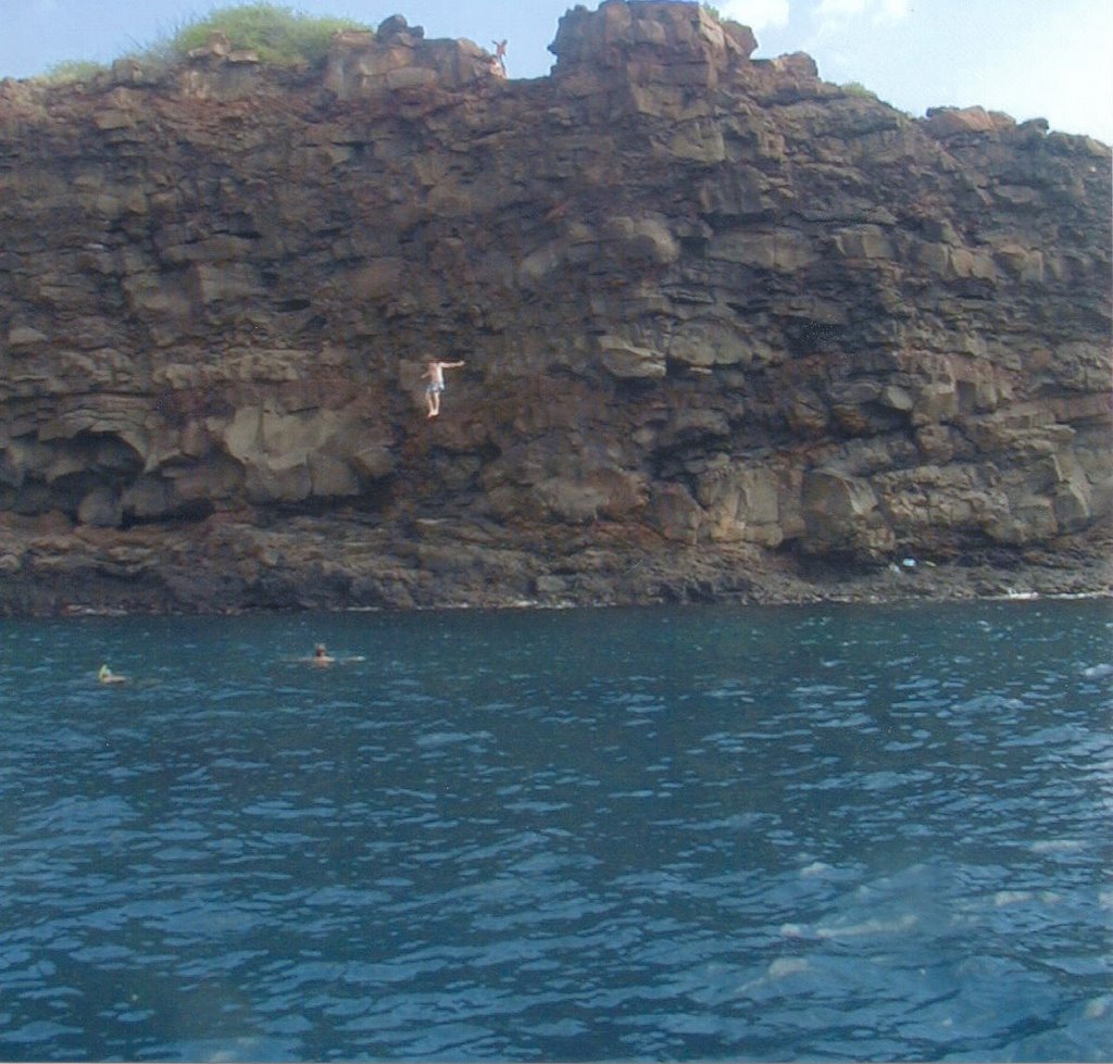 Cliffjumper at Kahekili's Leap by rnr