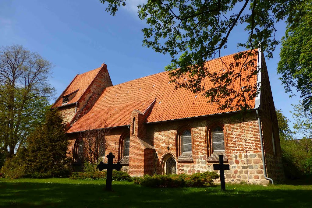 Insel Usedom, Kirche in Koserow by Burkhard Foltz