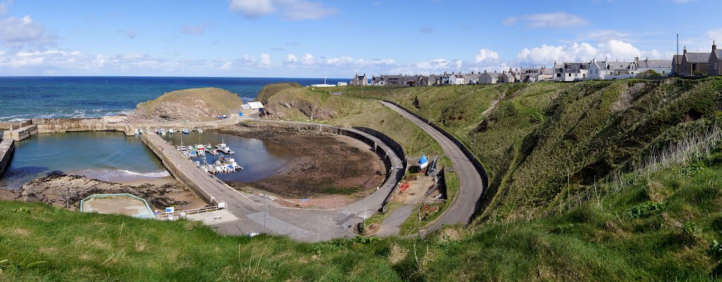 Portknockie Harbour by rickplant