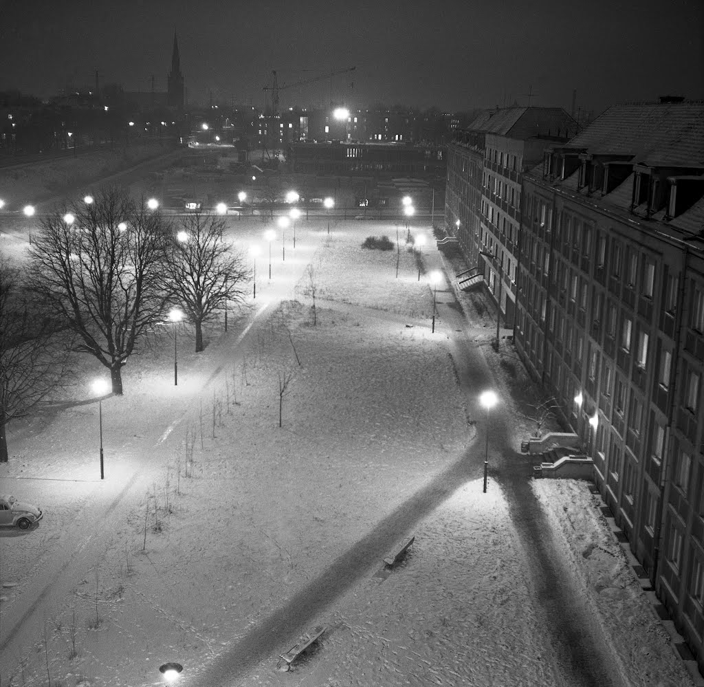 1975, studenckie Osiedle Wyspiańskiego w nocy zimą. by Andrzej Paczyński