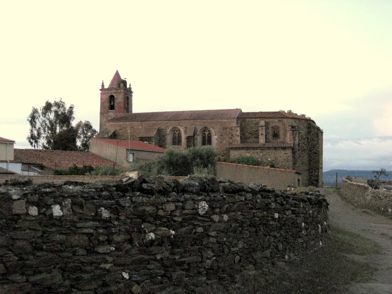 Iglesia de la Asunción de Hinojal, donde se pueden apreciar ventanales de estilo gótico. Mayo de 2012 by viajeroandaluz