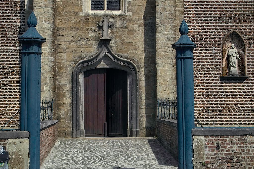 Brug over naar de kerk by Denis Dhondt