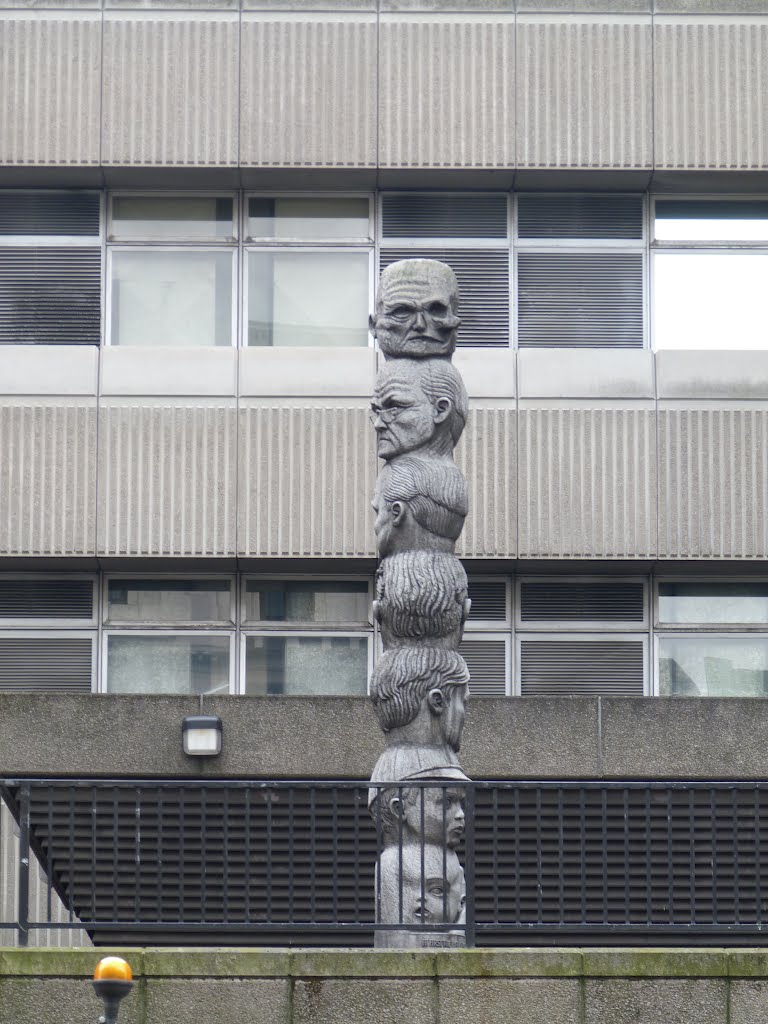 Pile of Heads by stevenvanValen+hannekeRolloos