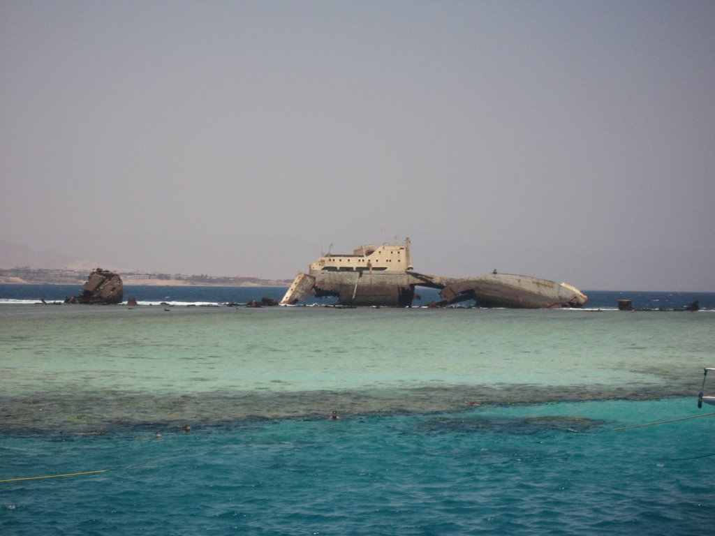 Wreck on a reef by radiogaga