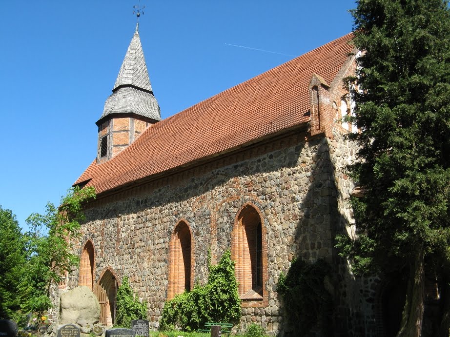 800 Jahre alte Feldsteinkirche - Ankershagen by Dieter Pöschl