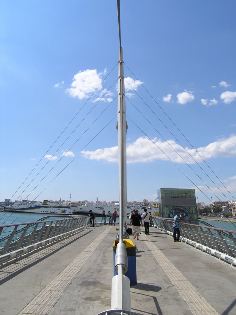 Fußgängerbrücke Piräus by KanakariFotos