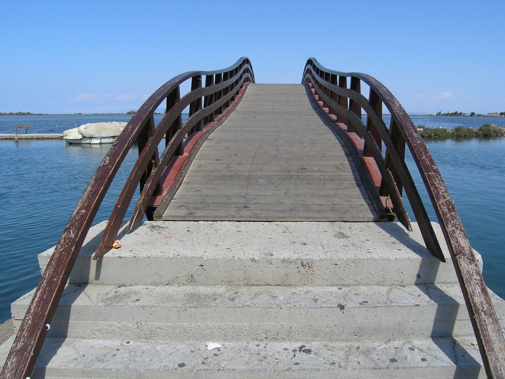 Fußgängerbrücke am Hafen by KanakariFotos