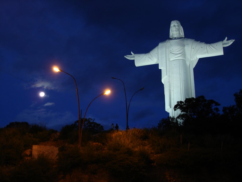 El Cristo de la Concordia Iluminado al Anochecer by Pablo A. Zubieta O.