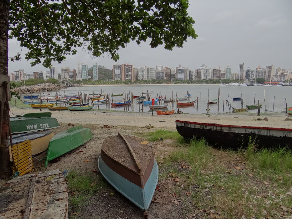 Barcos na Ilha de Frade junto a Praia do Canto - Vitória - Espírito Santo - Brasil by Paulo Yuji Takarada